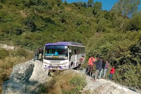 धनगढीबाट बझाङ जाँदै गरेको बस ठूलो दुर्घटनाबाट जोगियो